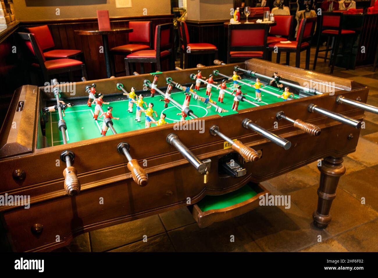 People playing foosball in bar fotografías e imágenes de alta resolución -  Alamy
