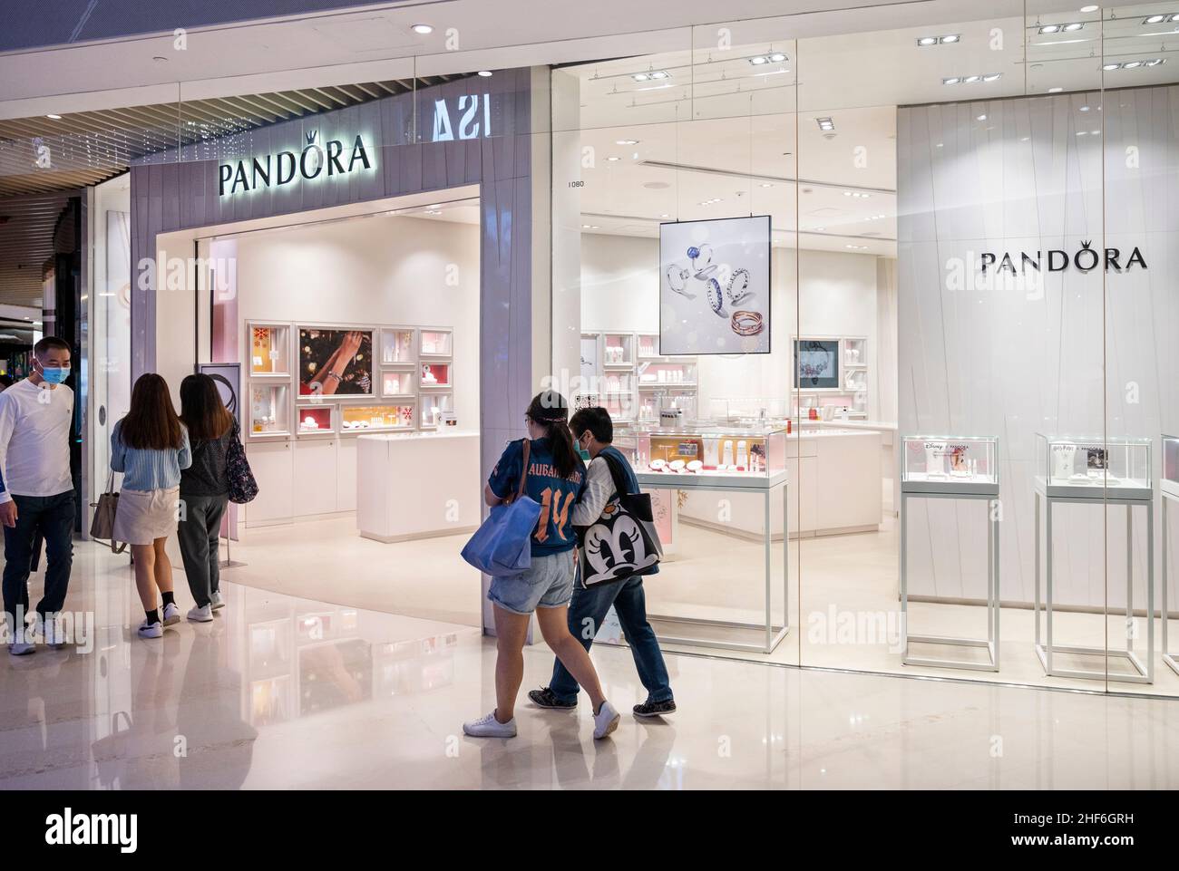 Hong Kong, China. 13th de Ene de 2022. Los compradores pasan por delante  del fabricante y minorista de joyas danés, la tienda Pandora de Hong Kong.  Crédito: SOPA Images Limited/Alamy Live News