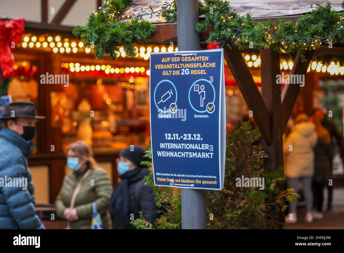 Essen, Renania del Norte-Westfalia, Alemania - Mercado navideño en Essen en tiempos de la pandemia de corona bajo 2G condiciones. Señal de información para la Ordenanza de Protección Corona. Los visitantes deben haberse recuperado o vacunado. En la zona peatonal de Essen no hay obligación de usar una máscara, sino una recomendación de usar una máscara. Foto de stock