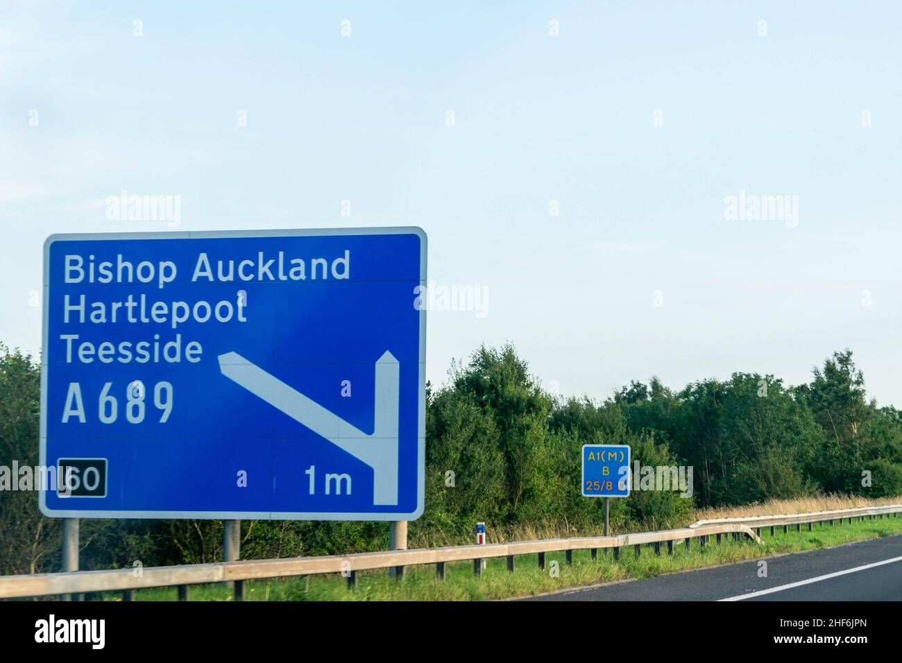 Señal de carretera azul en una autopista británica, Reino Unido, para la salida 60 de la concurrida autopista A1 a Bishop Auckland, Hartlepool y Teesside. Espacio de copia. Foto de stock