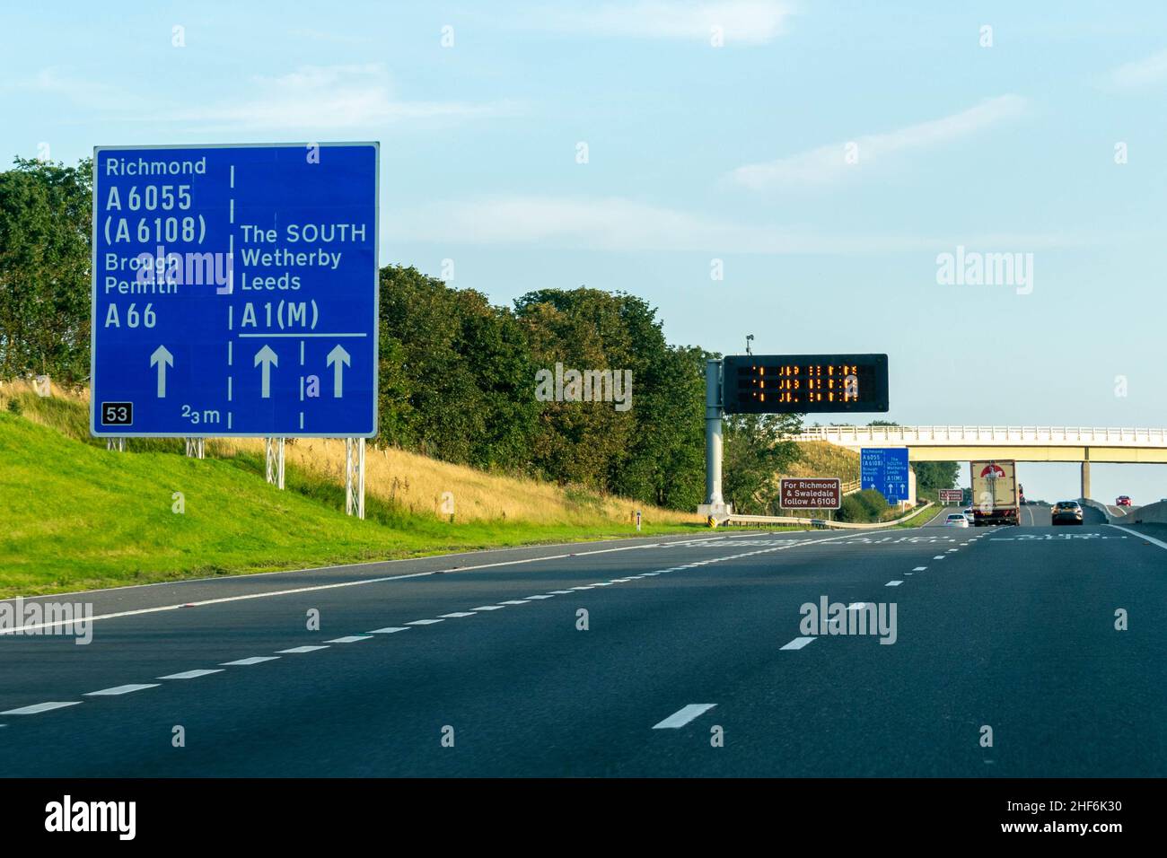 Leeds, Reino Unido - 23rd de agosto de 2019: Los coches conducen por la autopista británica A1 con señales azules de la autopista que dirigen a los conductores a Richmond, Leeds, Brough, Wetherby, Foto de stock