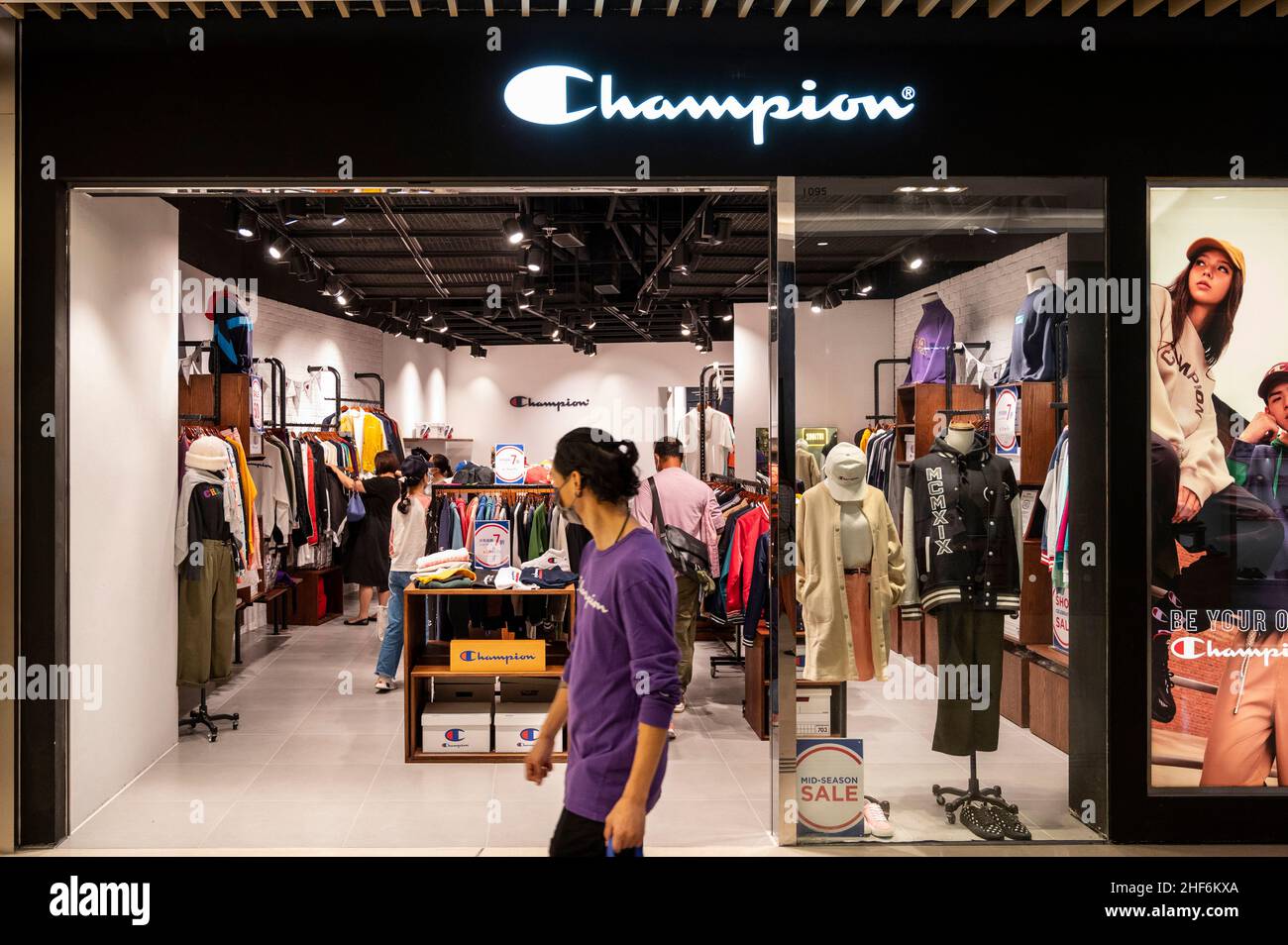 Hong Kong, China. 21st Nov, 2021. Un comprador pasa por delante de la tienda  Champion de la marca de moda de ropa deportiva estadounidense en Hong Kong.  (Imagen de crédito: © Budrul