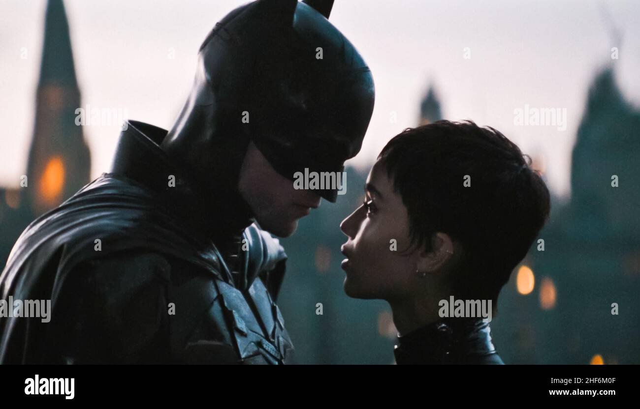 . Robert Pattinson y Zoe Kravitz en una escena de la nueva película de  (C)Warner Bros : The Batman (2022) Plot: En su segundo año de lucha contra  el crimen, Batman descubre