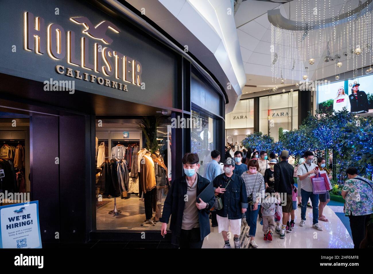 Hong Kong, 13th de Ene de 2022. Los compradores pasan por tienda Hollister de la marca de estilo de vida estadounidense en Hong Kong. (Foto de Budrul Chukrut/SOPA Images/Sipa
