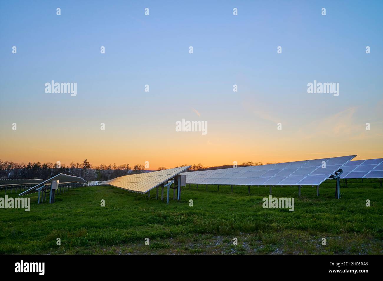 Campo solar, energía solar, energía renovable, cielo, sin nubes, puesta de sol Foto de stock
