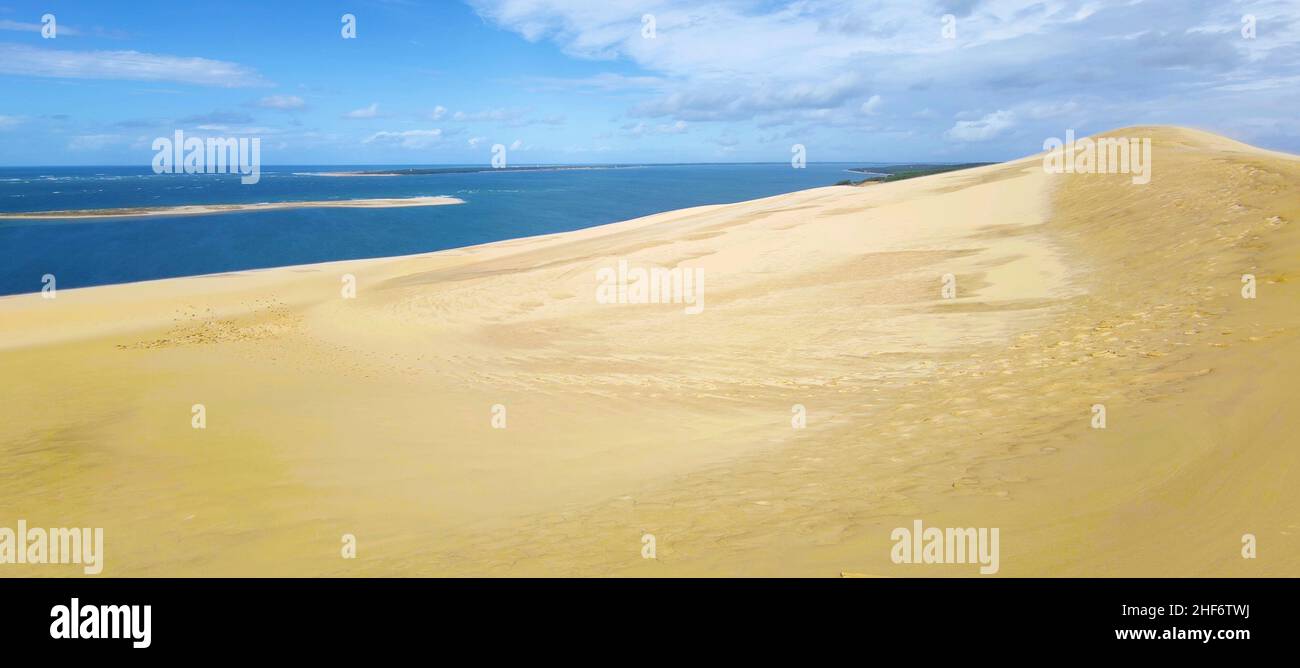 La Dune du Pilat (también Grande Dune du Pilat) en la costa atlántica cerca de Arcachon (Francia) es la duna migratoria más alta de Europa. Tiene un curso norte-sur y tiene hasta 110 metros de altura (81 metros según datos de la SRTM), 500 metros de ancho, unos 2,7 kilómetros de largo (volumen estimado de 60 millones de metros cúbicos) y se encuentra en la abertura del mar de la Bassin d ' Arcachon Foto de stock