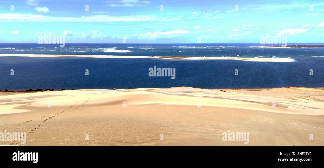 La Dune du Pilat (también Grande Dune du Pilat) en la costa atlántica cerca de Arcachon (Francia) es la duna migratoria más alta de Europa. Tiene un curso norte-sur y tiene hasta 110 metros de altura (81 metros según datos de la SRTM), 500 metros de ancho, unos 2,7 kilómetros de largo (volumen estimado de 60 millones de metros cúbicos) y se encuentra en la abertura del mar de la Bassin d ' Arcachon Foto de stock