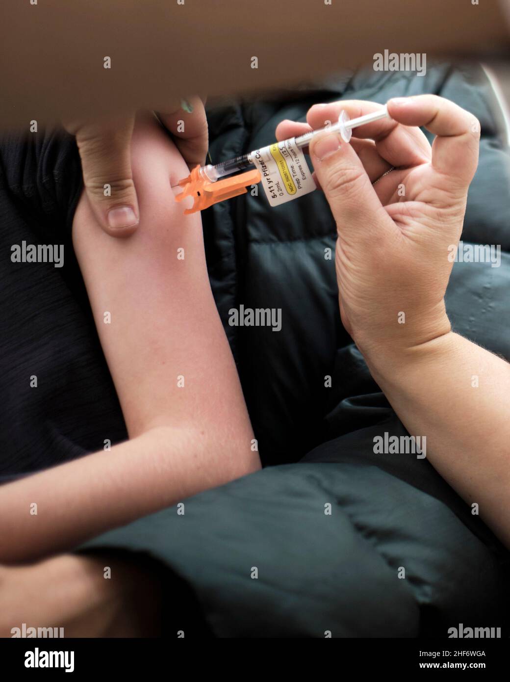 Un niño está recibiendo su segunda dosis de la vacuna Pfizer BioNTech en la Universidad de Ciencias de la Salud de Oregón en Portland, Oregón. Foto de stock
