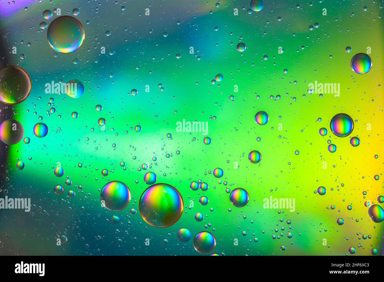 Burbujas de aceite en la superficie del agua, fondo multicolor, imagen abstracta Foto de stock