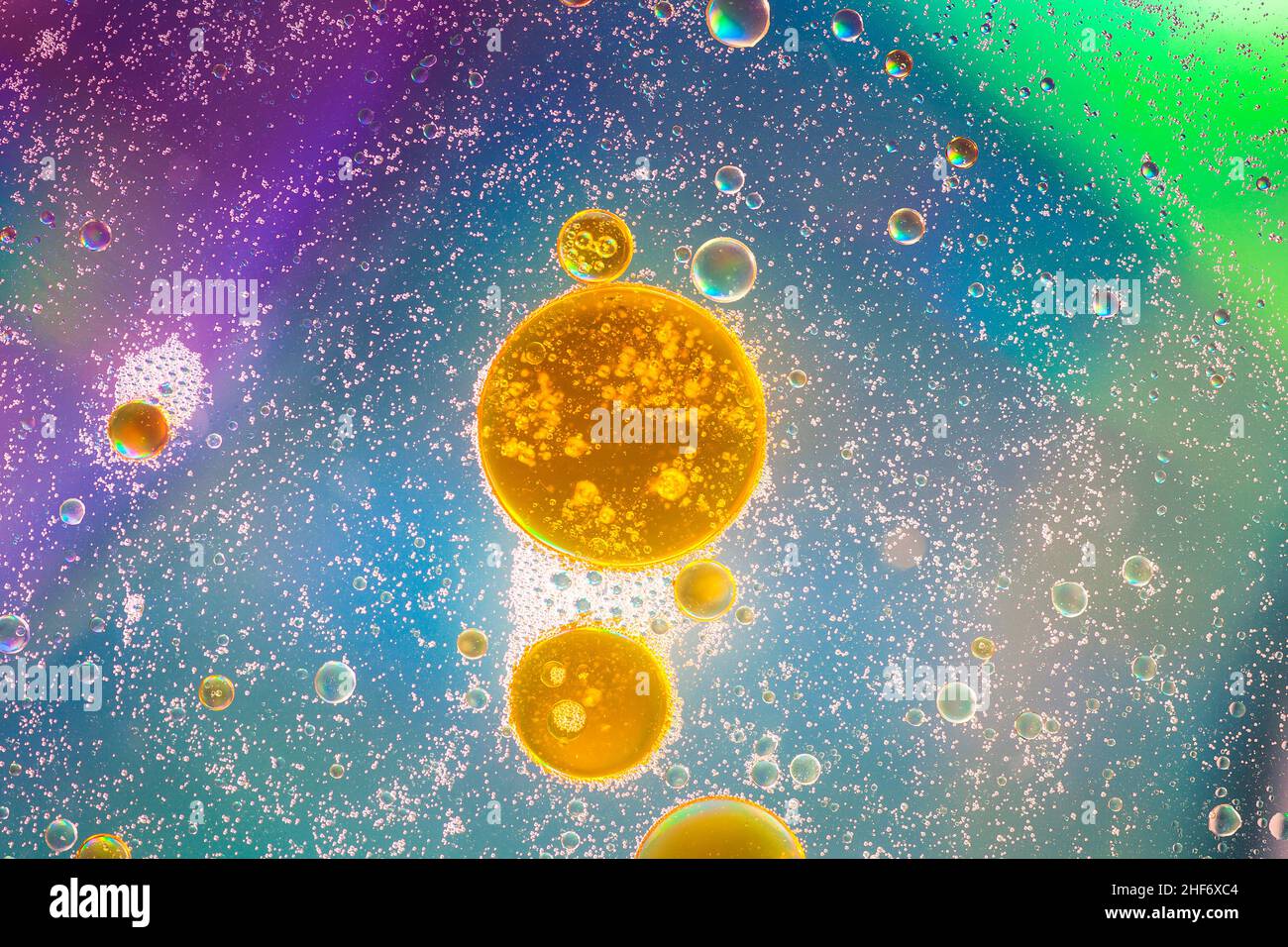 Burbujas de aceite en la superficie del agua, fondo multicolor, imagen abstracta Foto de stock