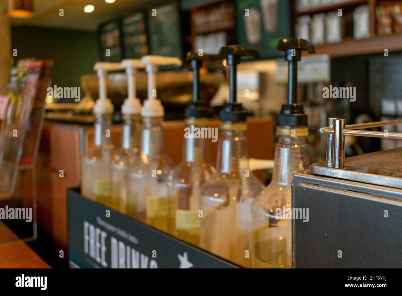 Botellas de vidrio de sirope con sabor a Monin o 'sirop' aisladas sobre  fondo blanco. Productor francés de bebidas, especialmente de jarabes para  bebidas de café Fotografía de stock - Alamy