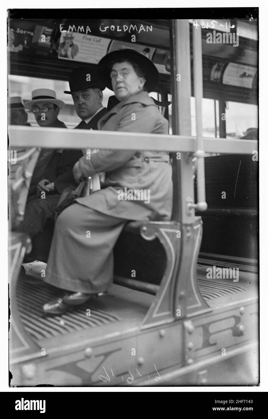 La anarquista y activista Emma Goldman monta un tranvía sentado junto a un hombre no identificado (inmediatamente a su derecha) y su amante y amigo Alexander Berkman (con gafas), Washington, DC, 5/1917. Foto de stock