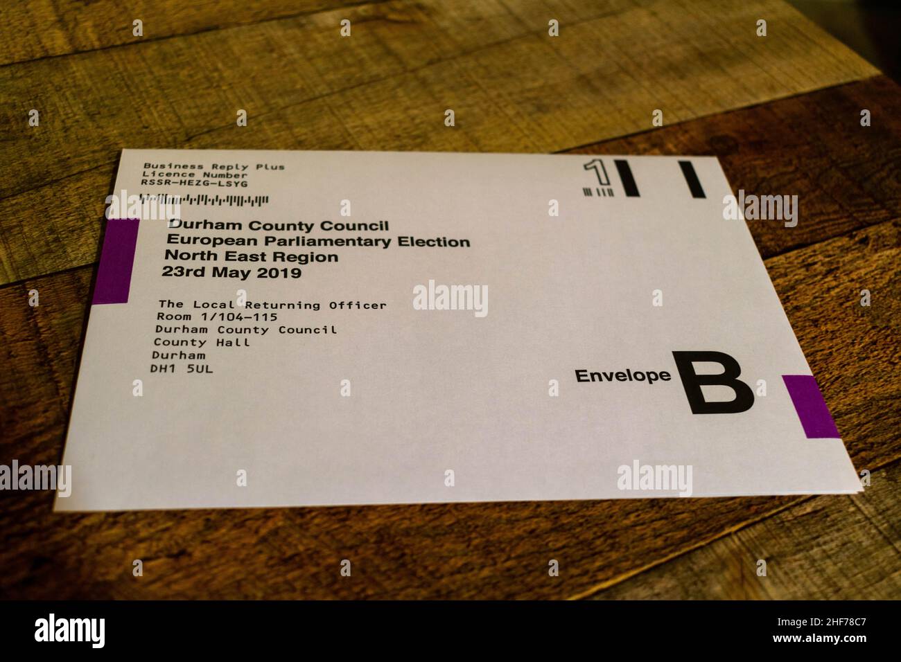 Voto postal para la Carta de Elecciones del Consejo del Condado de Durham, elección para elecciones locales y elecciones parlamentarias europeas. Escritorio de mesa de madera de fondo. Foto de stock