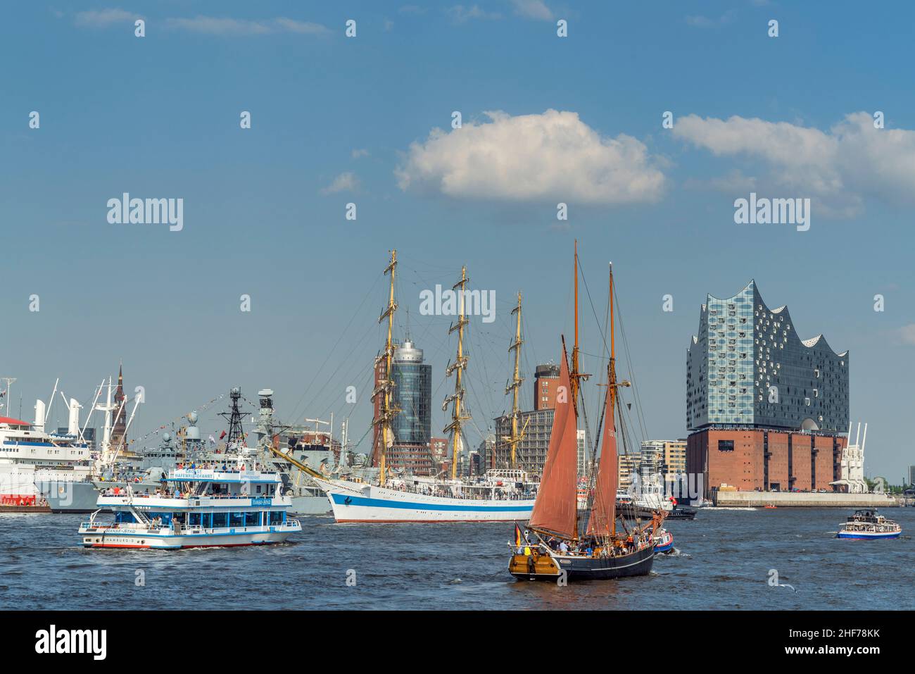 Barcos de vela frente al Salón Filarmónica de Elba en el Cumpleaños del Puerto de Hamburgo, HafenCity, Ciudad Hanseática de Hamburgo, Alemania Foto de stock
