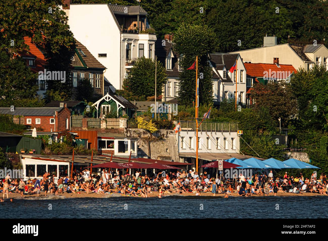 Impresión veraniega en la playa de Elbe en Hamburgo-Blankenese Foto de stock