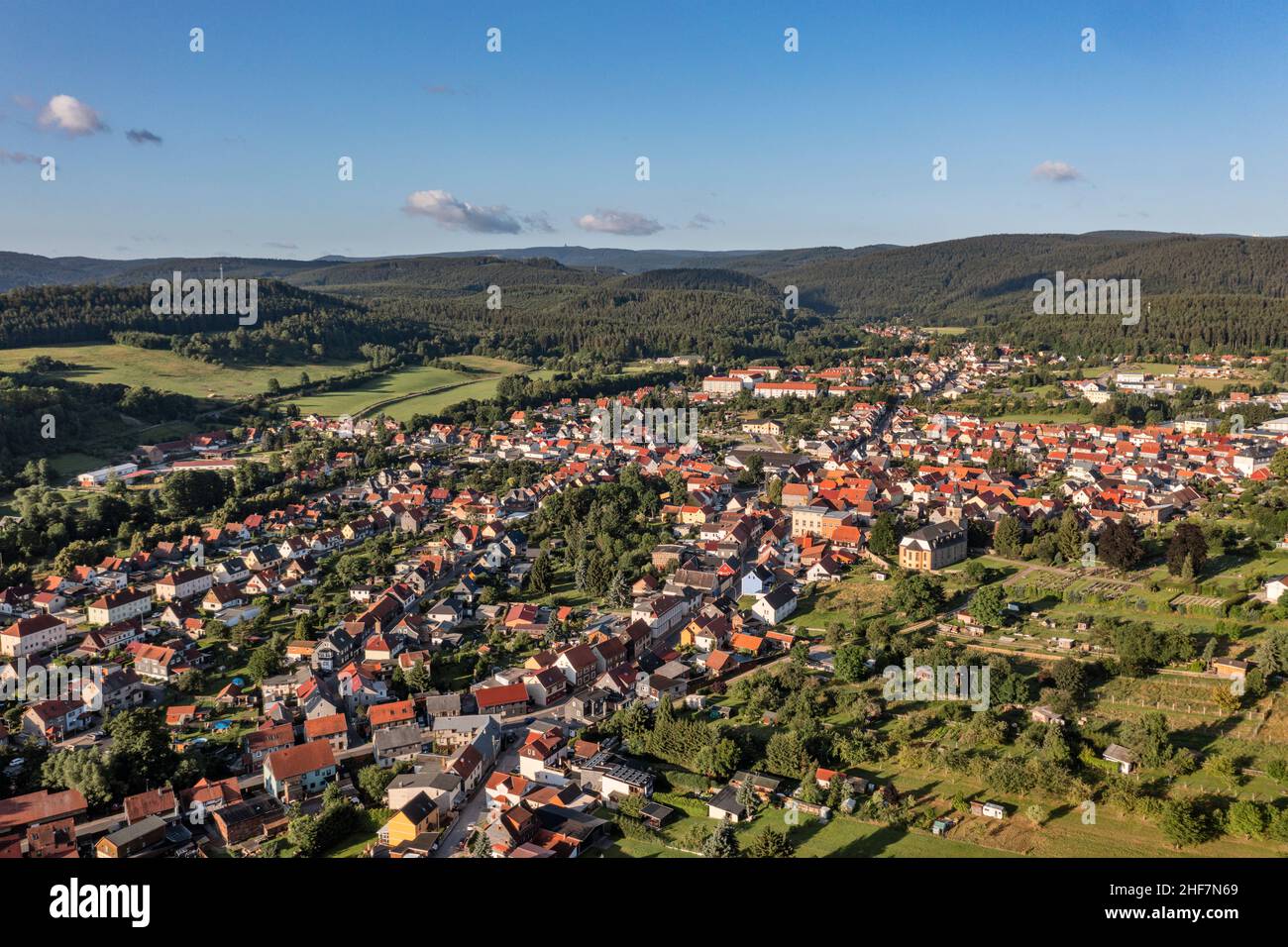 Alemania, Turingia, comunidad rural Geratal, Graefenroda, aldea, casas, valle, montañas, bosque Foto de stock