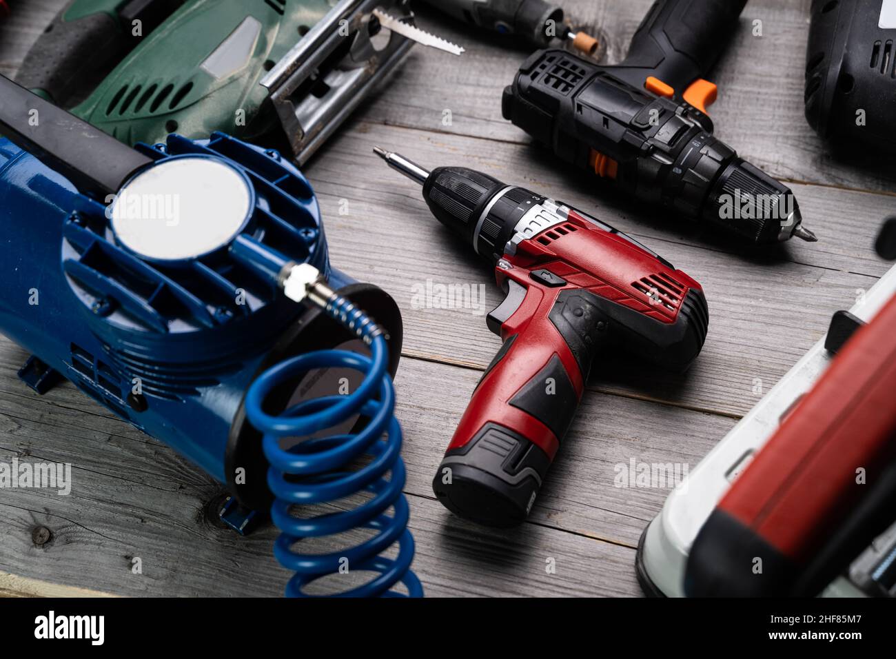 Herramientas eléctricas manuales en el taller de reparación Fotografía de  stock - Alamy