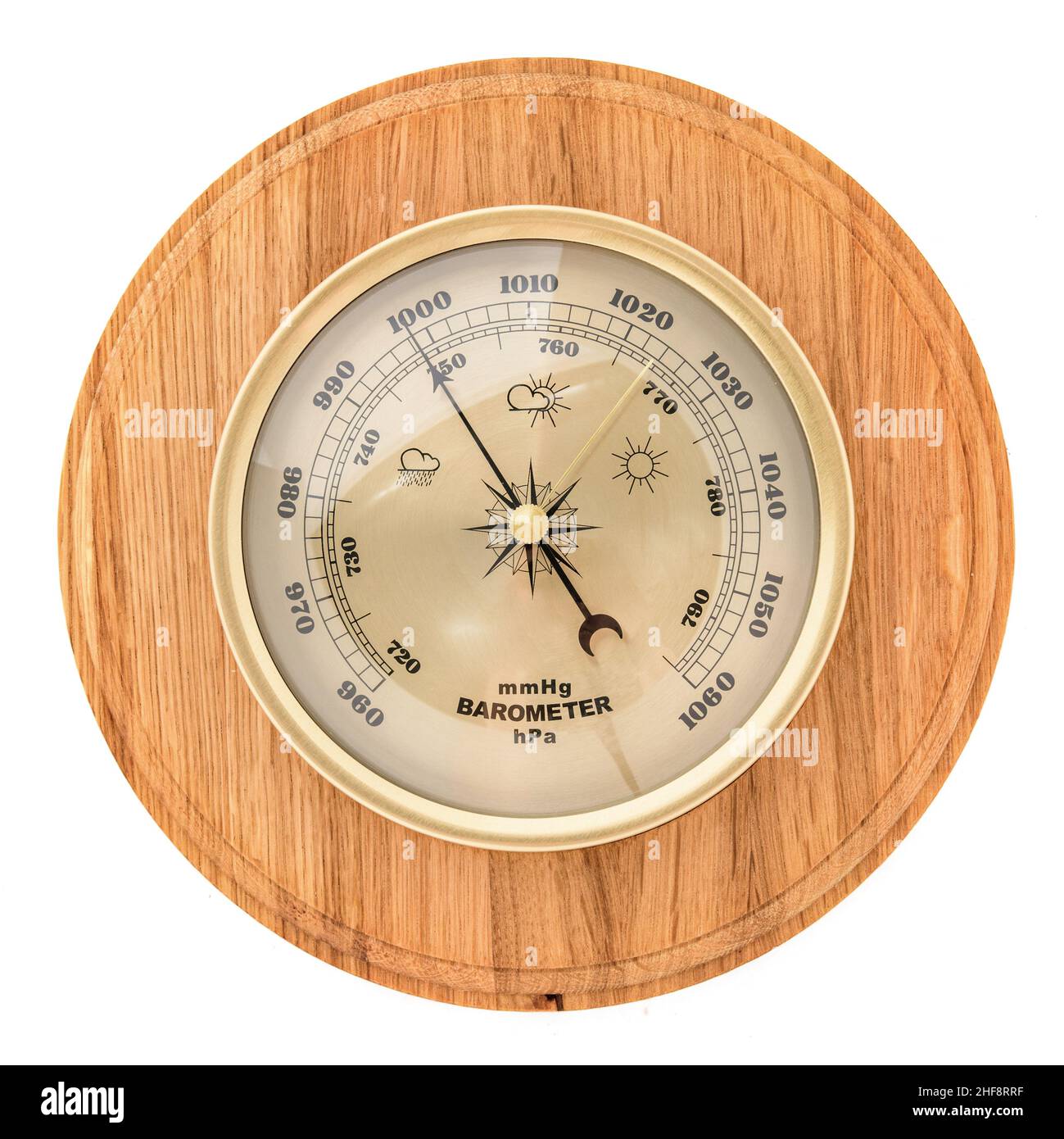 Reloj de madera vintage con barómetro y termómetro de estilo marino antiguo  sobre fondo blanco. Decoración de pared para el interior Fotografía de  stock - Alamy