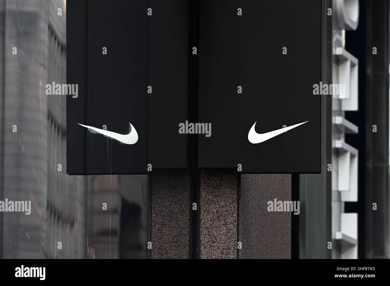Vista del logotipo Nike “Swoosh” en la tienda de calzado de la Quinta  Avenida en Nueva York, NY, 14 de enero de 2022. Según los informes, Nike,  una empresa estadounidense de fabricación