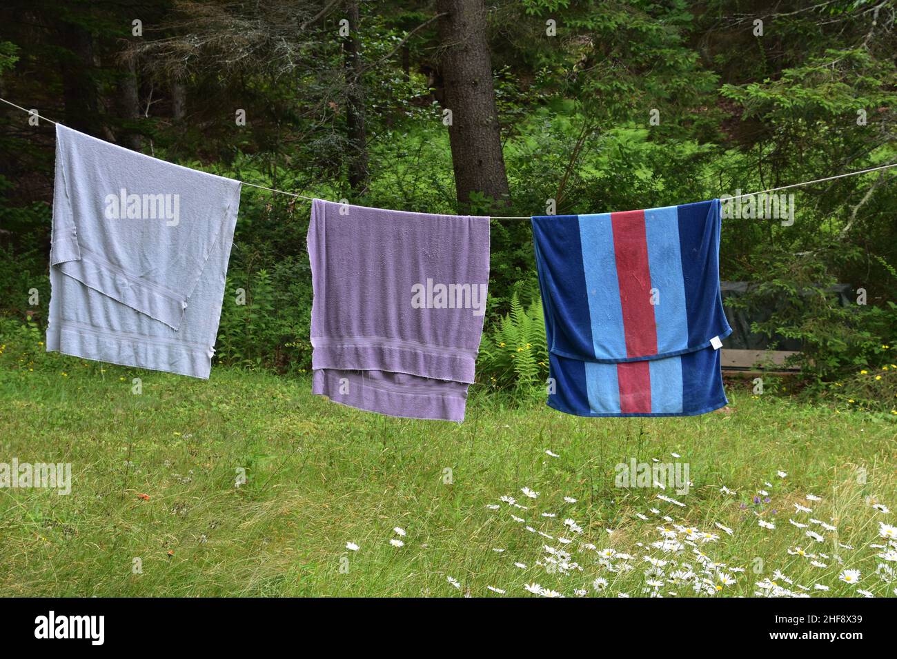 sábanas colgadas en tendedero al aire libre Fotografía de stock - Alamy