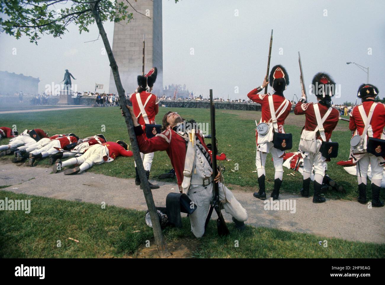Actores voluntarios uniformados escenarian una recreación de la Batalla Revolución Americana de Bunker Hill en el lugar original en Charlestown, MA. Foto de stock