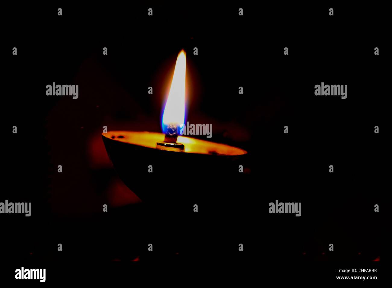 la lámpara de dios llama en color, la llama de la lámpara del templo  Fotografía de stock - Alamy