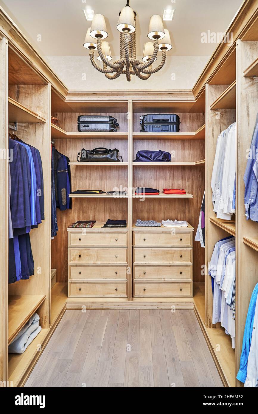 elegante vestidor con muebles de madera maciza de arce y chapa para guardar  la ropa con cornisas en el apartamento Fotografía de stock - Alamy