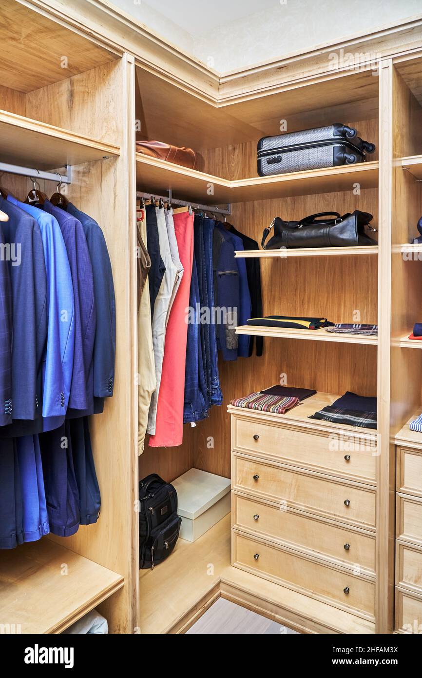 elegante vestidor con muebles de madera maciza de arce y chapa para guardar  la ropa con cornisas en el apartamento Fotografía de stock - Alamy