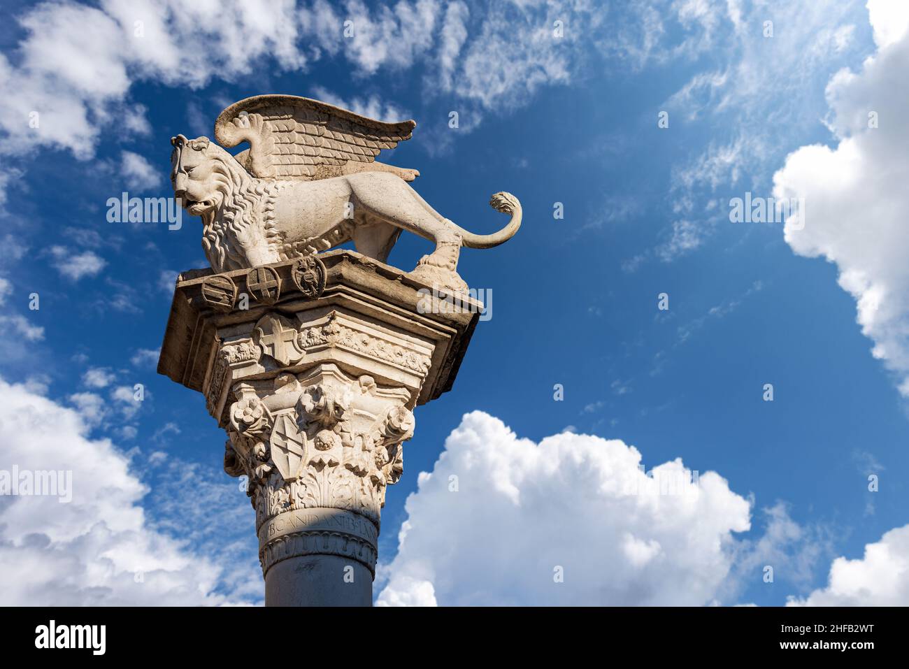 Columna con el León Alado de San Marcos símbolo de la República Veneciana y la Marca del Evangelista. Vicenza, Piazza dei Signori, Veneto, Italia. Foto de stock