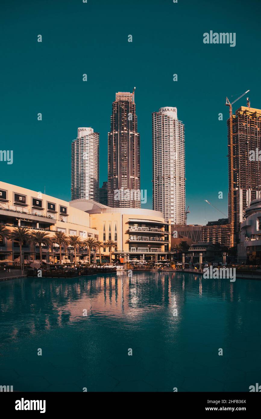 DUBAI, EMIRATOS ÁRABES UNIDOS - Febrero de 2018: el horizonte de rascacielos de la Isla de la ciudad vieja alrededor del lago Burj Khalifa, cerca del centro comercial Dubai Mall en Dubai Downtown Foto de stock