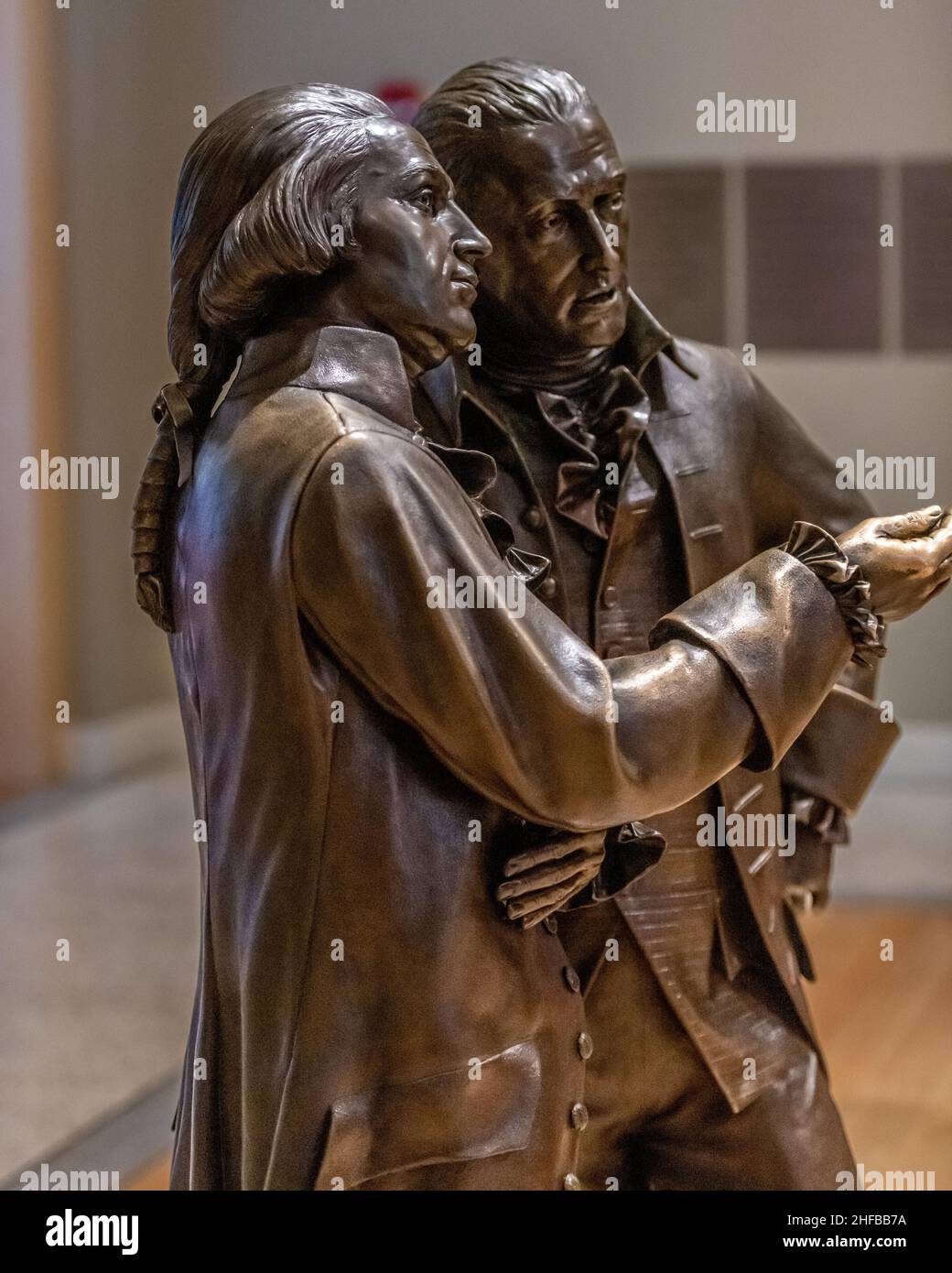 Las estatuas de bronce de los Delegados Nicholas Gilman y John Langdon, de New Hampshire, en el National Constitution Center de Filadelfia, en el salón de los firmantes. Foto de stock