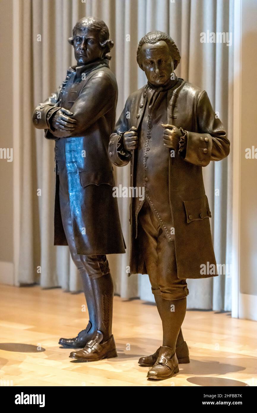 Las estatuas de bronce de Edmund Randolph y George Mason (ambos delegados de Virginia) en el salón de los firmantes en el National Constitution Center de Filadelfia Foto de stock