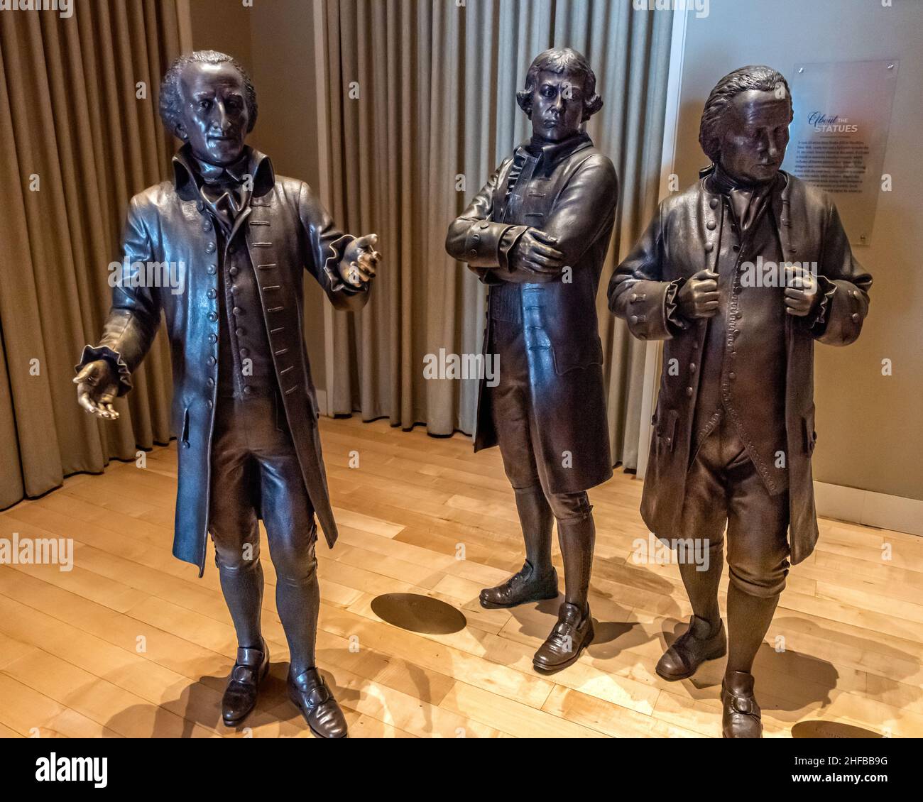 Las estatuas de bronce de (L a R) Elbridge Gerry, Edmund Randolph y George Mason en el salón de los firmantes en el Centro Nacional de la Constitución de Filadelfia Foto de stock