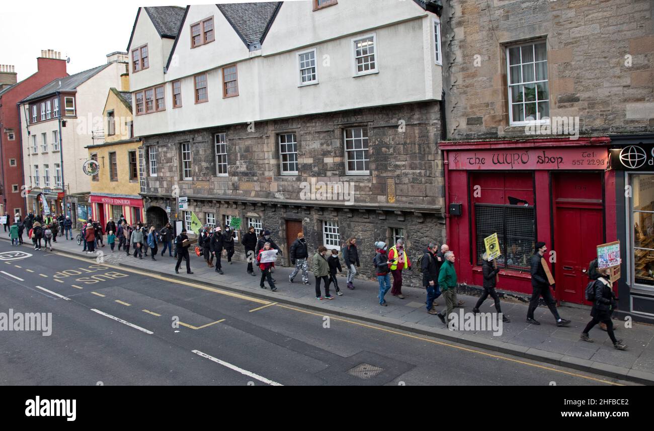 Edimburgo, Escocia, Reino Unido. 15th de enero de 2022. Vestidos de negro, los manifestantes de la rebelión de la extinción caminan desde Holyrood a las oficinas gubernamentales del Reino Unido, la Casa de la Reina Elizabeth, para protestar contra la sentencia antidemocrática del Gobierno del Reino Unido contra el crimen de policía y el proyecto de ley del tribunal. * Detener el estrangulamiento de la protesta democrática* “El proyecto de ley de la policía es un intento de silenciar el grito de las mujeres contra la violencia de género, el grito de las vidas negras importa contra la violencia racializada, el grito de los activistas del clima que luchan pacíficamente por nuestro futuro”, dijo Justin Kenrick. Credit Arch White/Alamy Live News Foto de stock