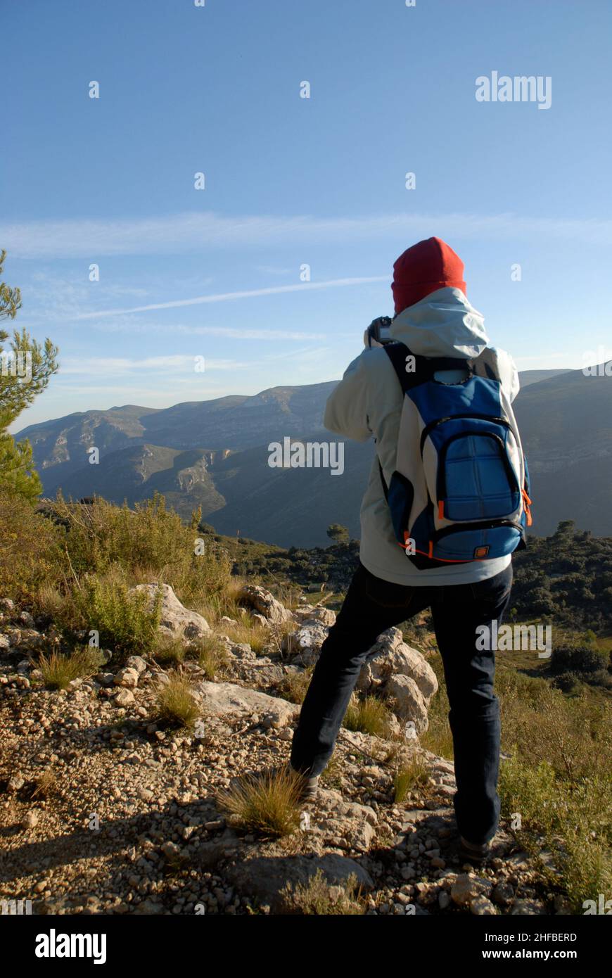 Persona de detrás, senderismo en el Cavall Verd, tomando una foto en las  montañas cerca de Benimaurell, provincia de Alicante, España Fotografía de  stock - Alamy