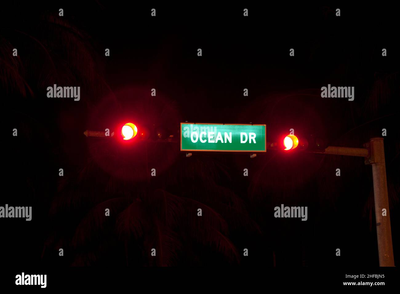 Vista nocturna en Ocean Drive en Miami Beach, Florida. La vida nocturna