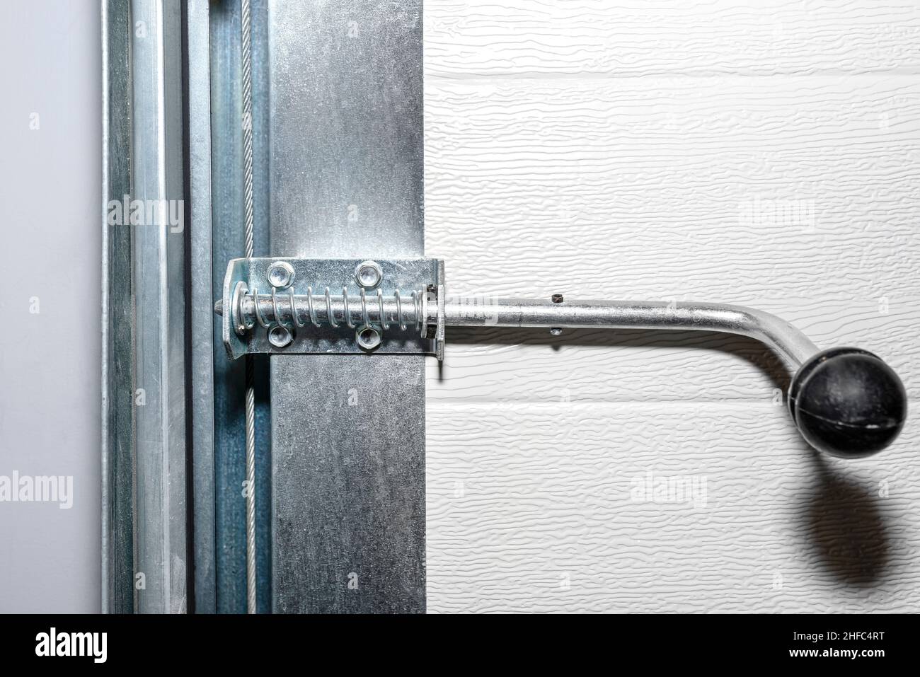Pestillo de resorte manual de la puerta del garaje de la casa, guías  visibles de la puerta Fotografía de stock - Alamy