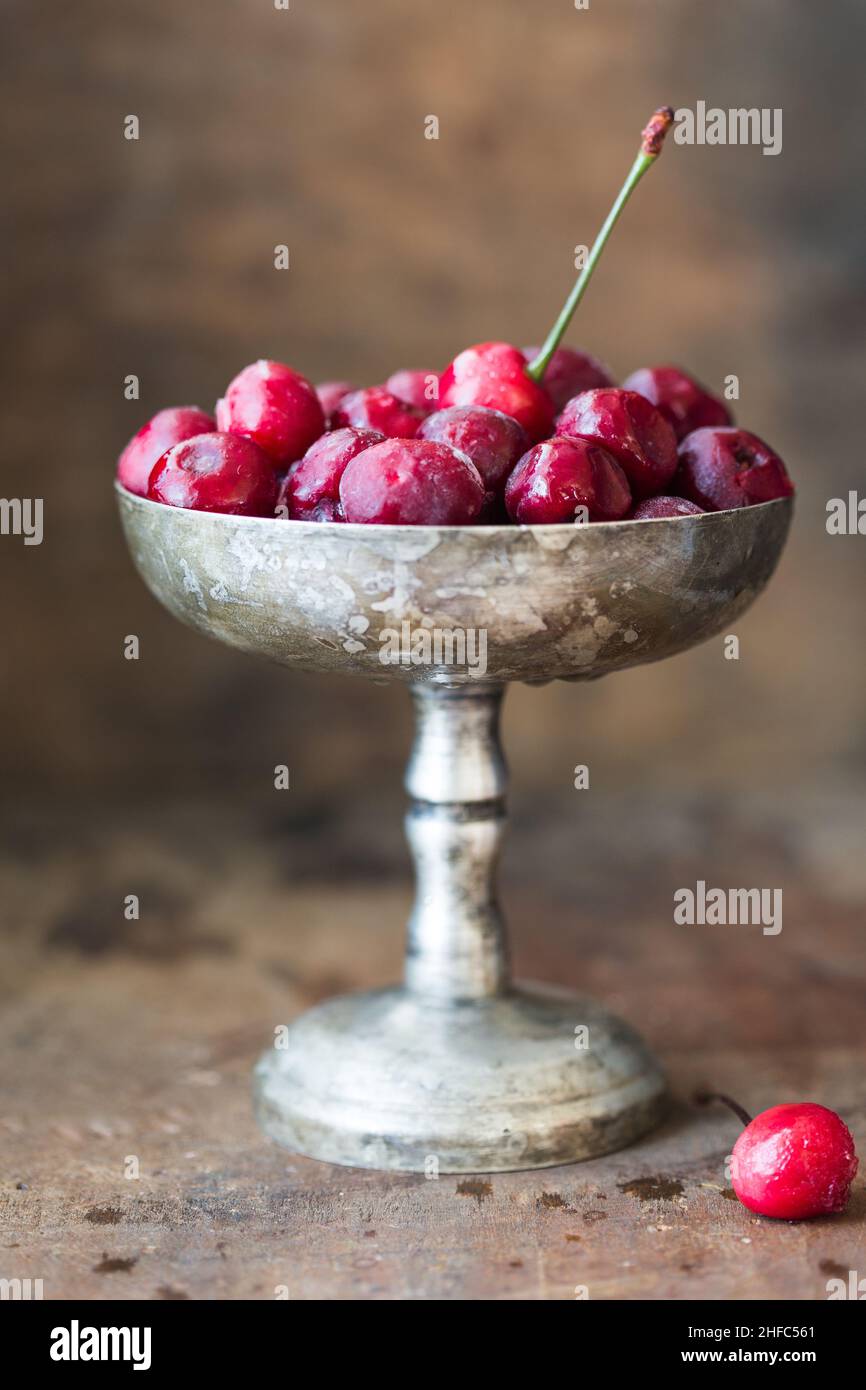 cerezas congeladas en un tazón frutas naturales cereza frutas frescas y  saludables bayas con fondo blanco jugoso dulce y deliciosas frutas cerezas  rojas Fotografía de stock - Alamy