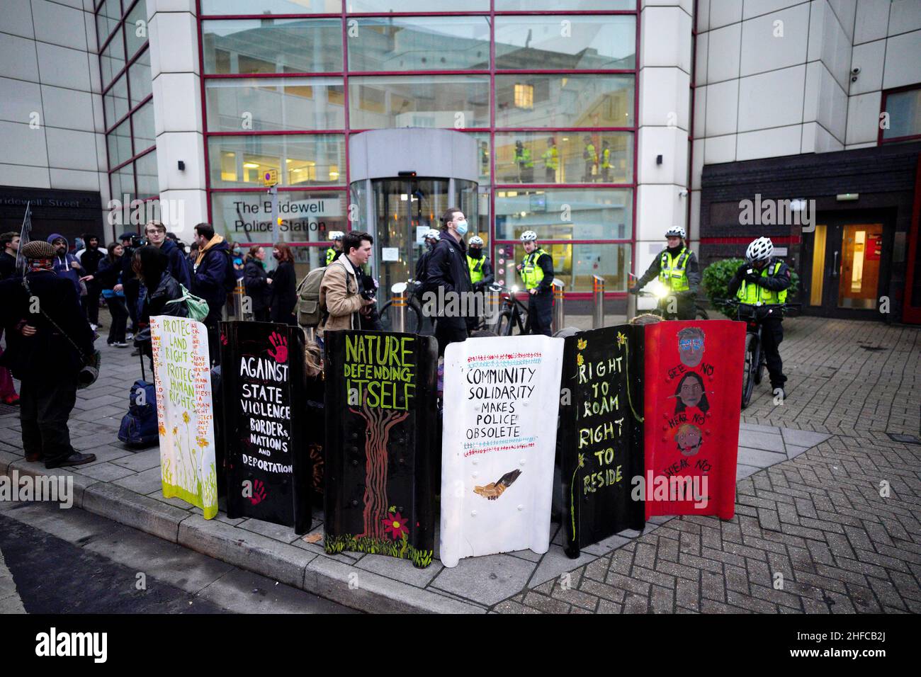 Los manifestantes se reúnen en las afueras de la comisaría de policía de Bridgewell en Bristol, durante una protesta contra el proyecto de ley de policía, delito, sentencia y tribunales. Fecha de la foto: Sábado 15 de enero de 2022. Foto de stock