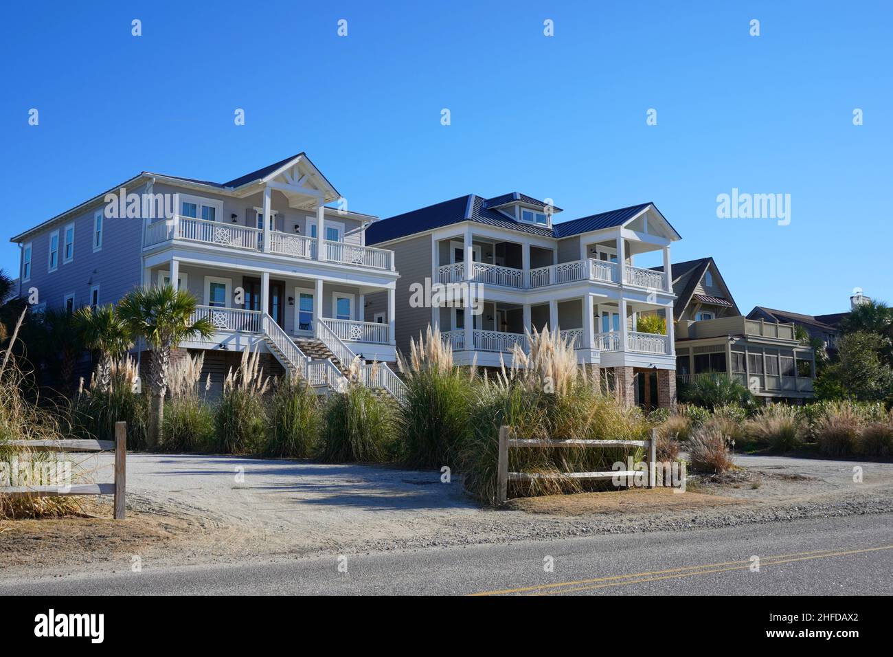 StreetView de una hilera de modernas casas de playa en la costa de Carolina del Sur Foto de stock