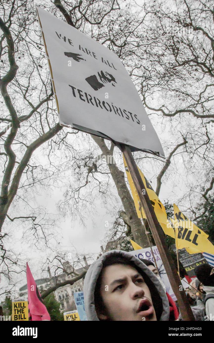 Londres, Inglaterra, Reino Unido. 15th de Ene de 2022. Lincoln's Inn Fields, Londres, Reino Unido, 15th de enero de 2022. Las multitudes de la campaña 'Kill the Bill' - diferentes grupos activistas que protestan contra la Ley de Policía, Crimen, Sentencias y Tribunales - se reúnen en Holborn para marchar hacia la Plaza del Parlamento. El proyecto de ley sobre policía, delitos, sentencias y tribunales se ha definido como 'racista' en muchas partes. Si se aprueba en su versión original y con las trescientas páginas agregadas en el último minuto por el Secretario del Interior Priti Patel, impondría limitaciones estrictas a los derechos de protestar libremente, ensamblar, associ Foto de stock