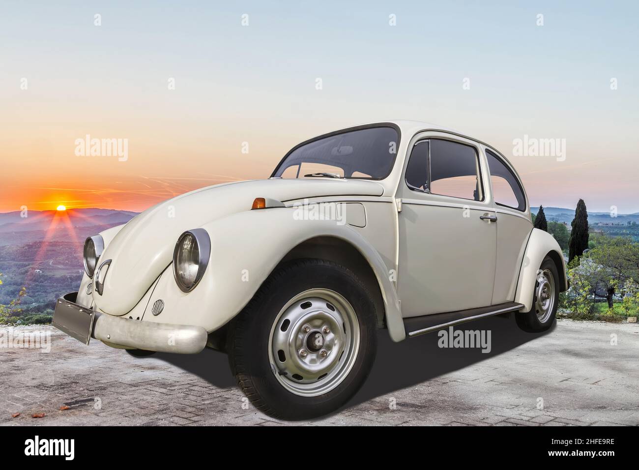 PULA, CROACIA - 21 DE ABRIL de 2018: VW escarabajo viejo-temporizador coche estacionado al aire libre contra la puesta de sol, Pula, Istria, Croacia Foto de stock
