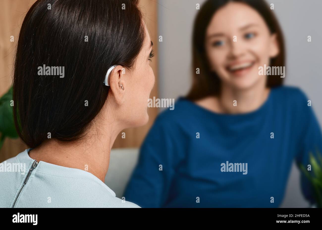 Audífonos mujer fotografías e imágenes de alta resolución - Alamy