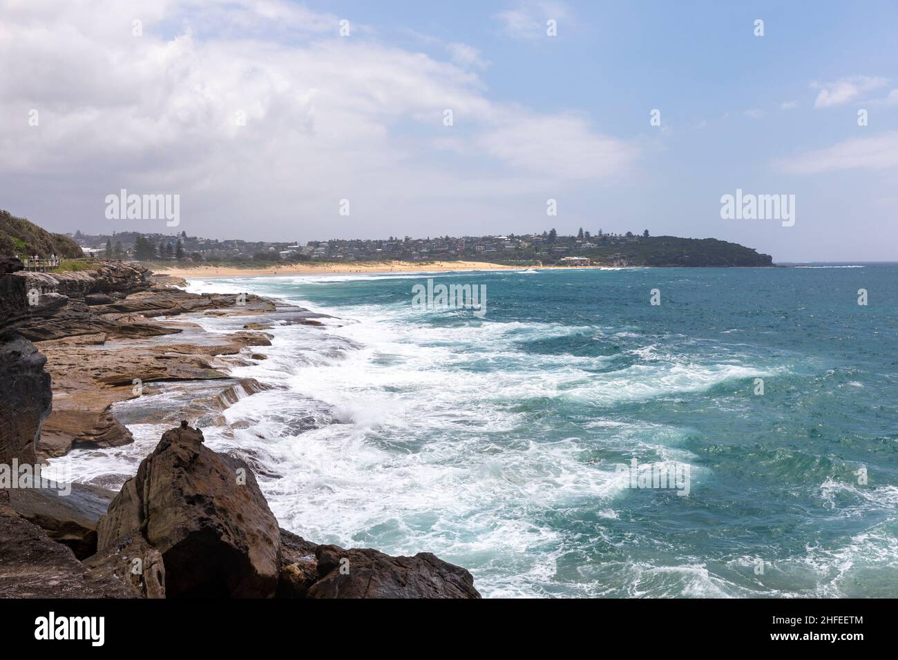 Rizo rizo rizo rambla renombrada Harry Eliffe Way entre Curl Curl y Freshwater Sydney ofrece espectaculares vistas de la costa, aviso de tsunami emitido hoy 22 de enero Foto de stock