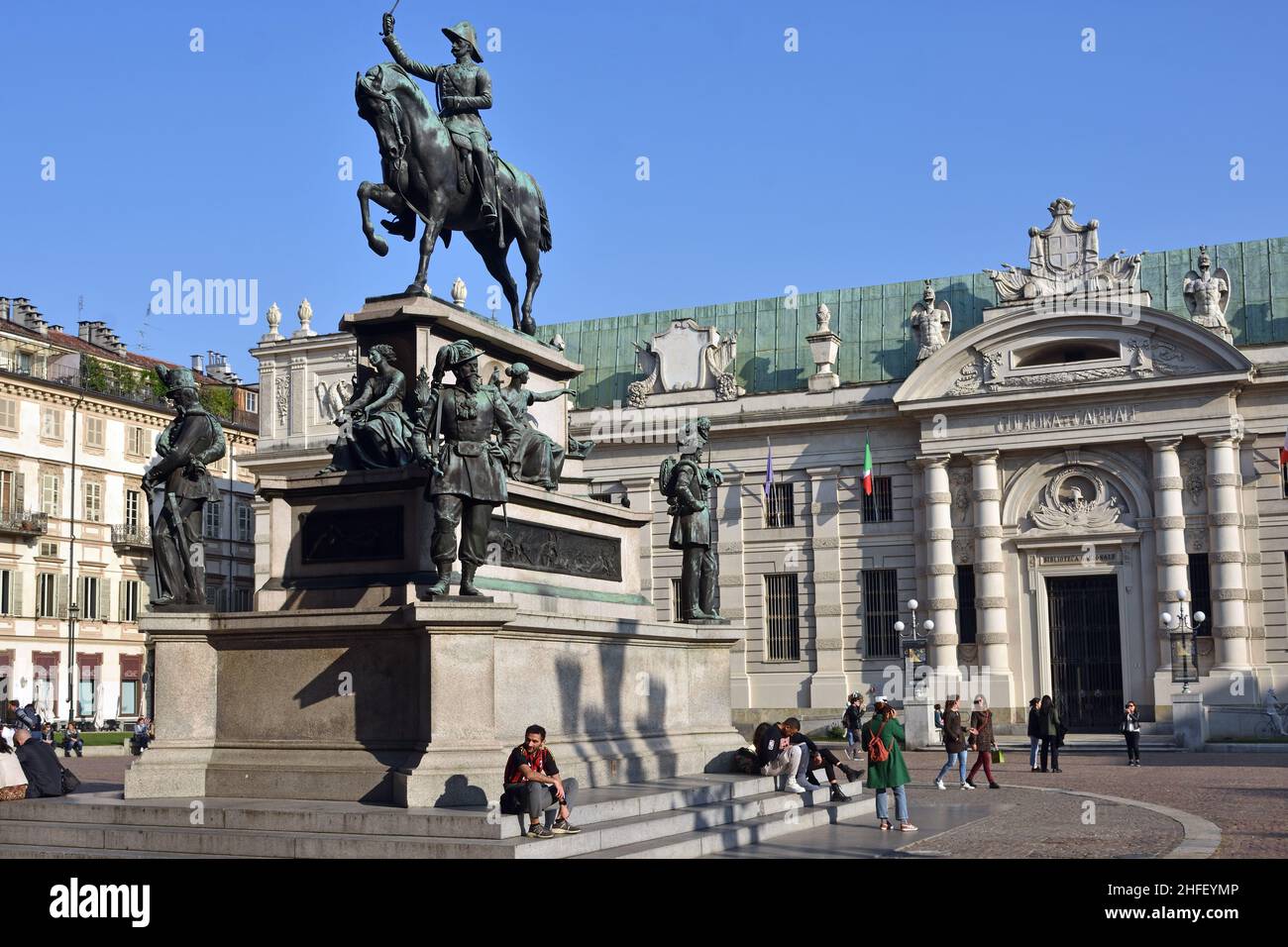 Turín la estatua ecuestre de Carlo Alberto de Saboya y la Biblioteca Nacional de fondo, Italia, italiano, Foto de stock