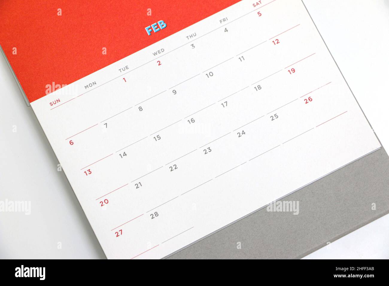 Febrero 2022 Calendario en un escritorio Foto de stock