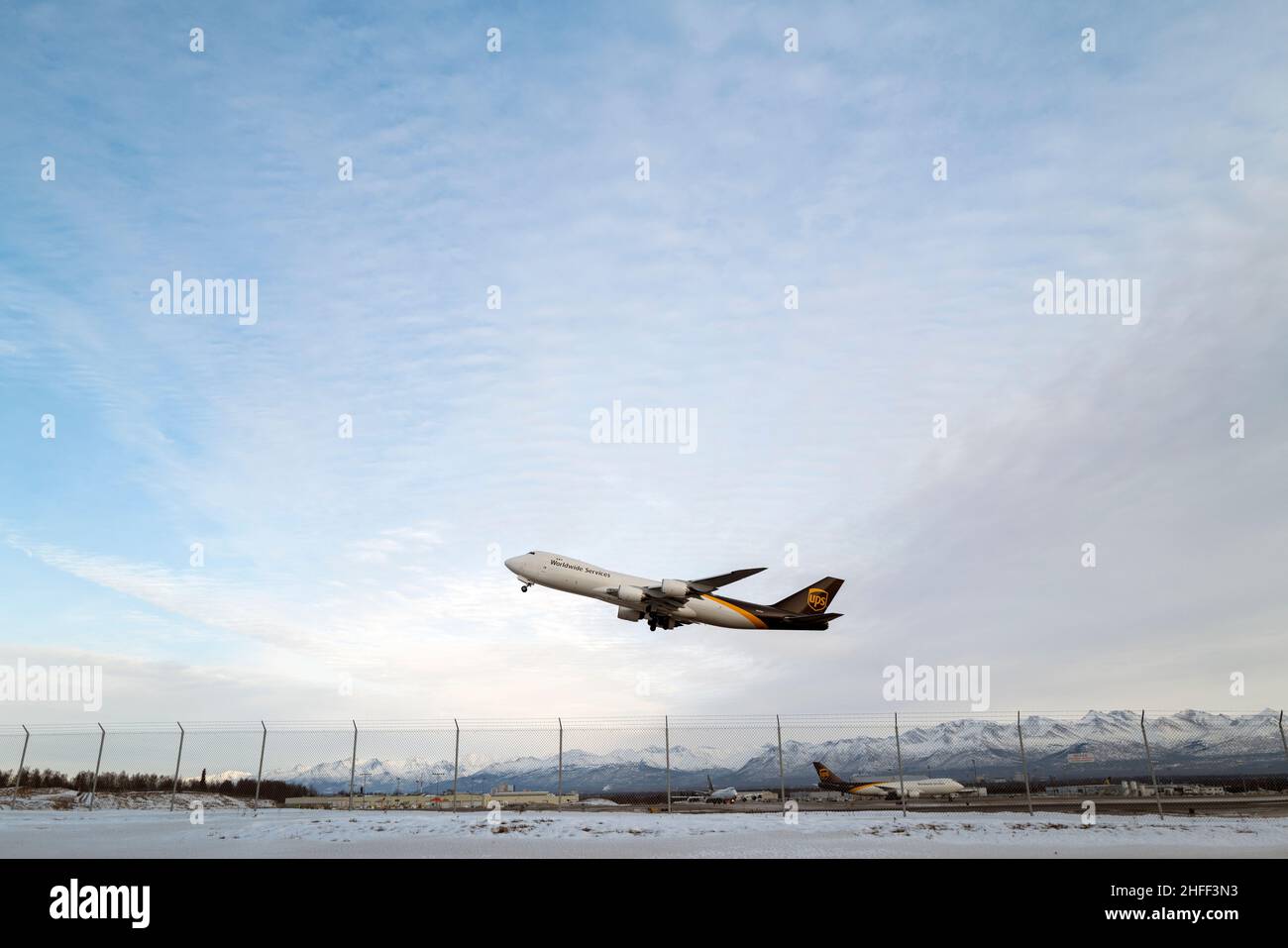 UPS 747 aviones de carga despegando del aeropuerto de Anchorage Foto de stock