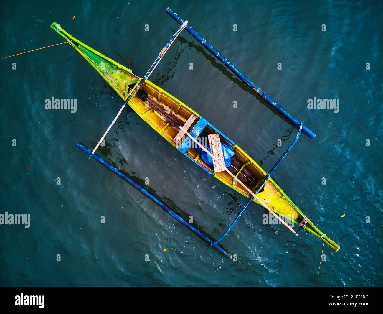 Barco de madera sobre el agua Foto de stock