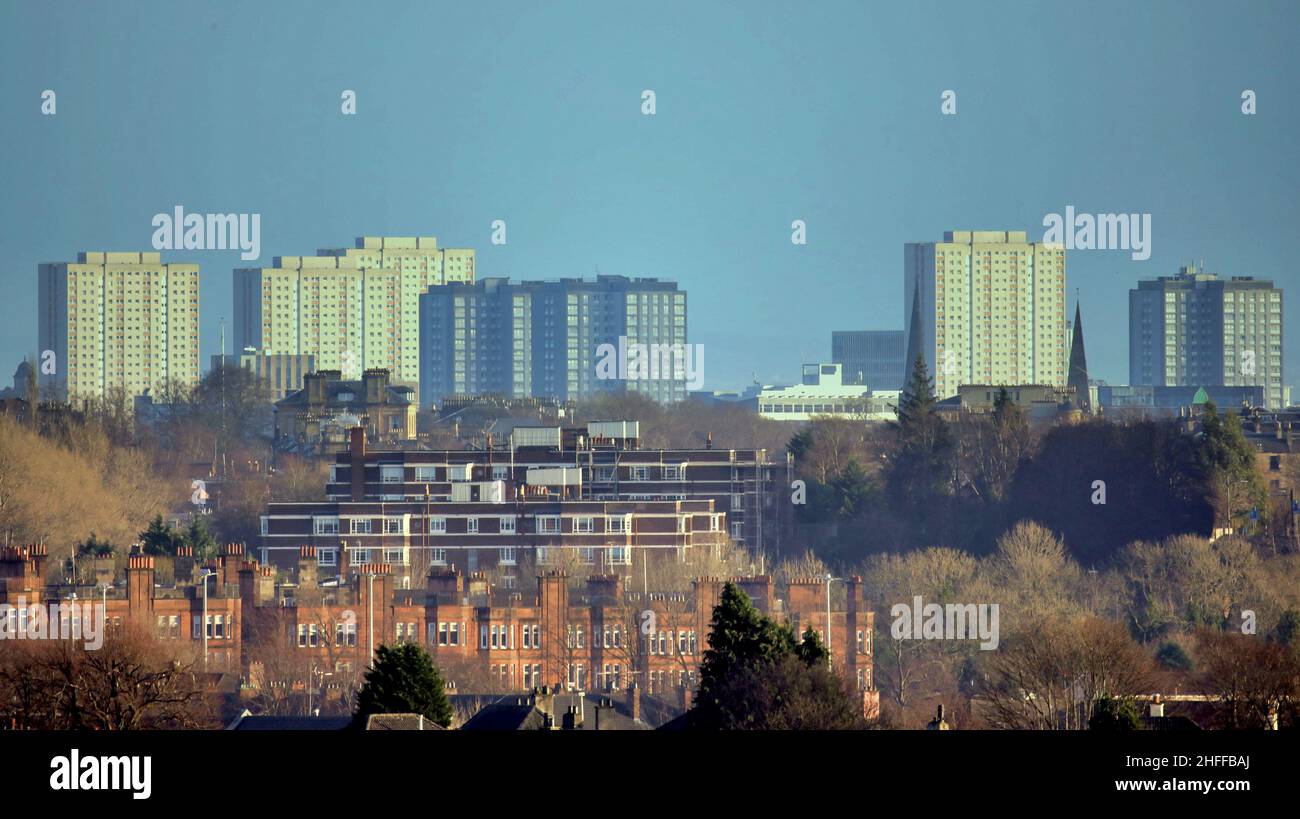 Glasgow, Escocia, Reino Unido, 16th de enero de 2022. Clima en el Reino Unido: Sunny vio el cielo nublado sobre el extremo oeste de la ciudad, ya que el frondoso y lujoso extremo de la ciudad se encontraba al pie de los rascacielos del centro de la ciudad en la distancia. Credit Gerard Ferry/Alamy Live News Foto de stock