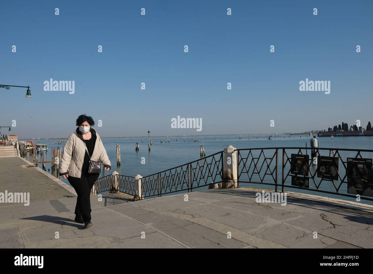Una vista de Venecia durante el encierro en toda Italia impuesta para frenar el brote de coronavirus, en Venecia, Italia, 10 de abril de 2020.(MVS) Foto de stock